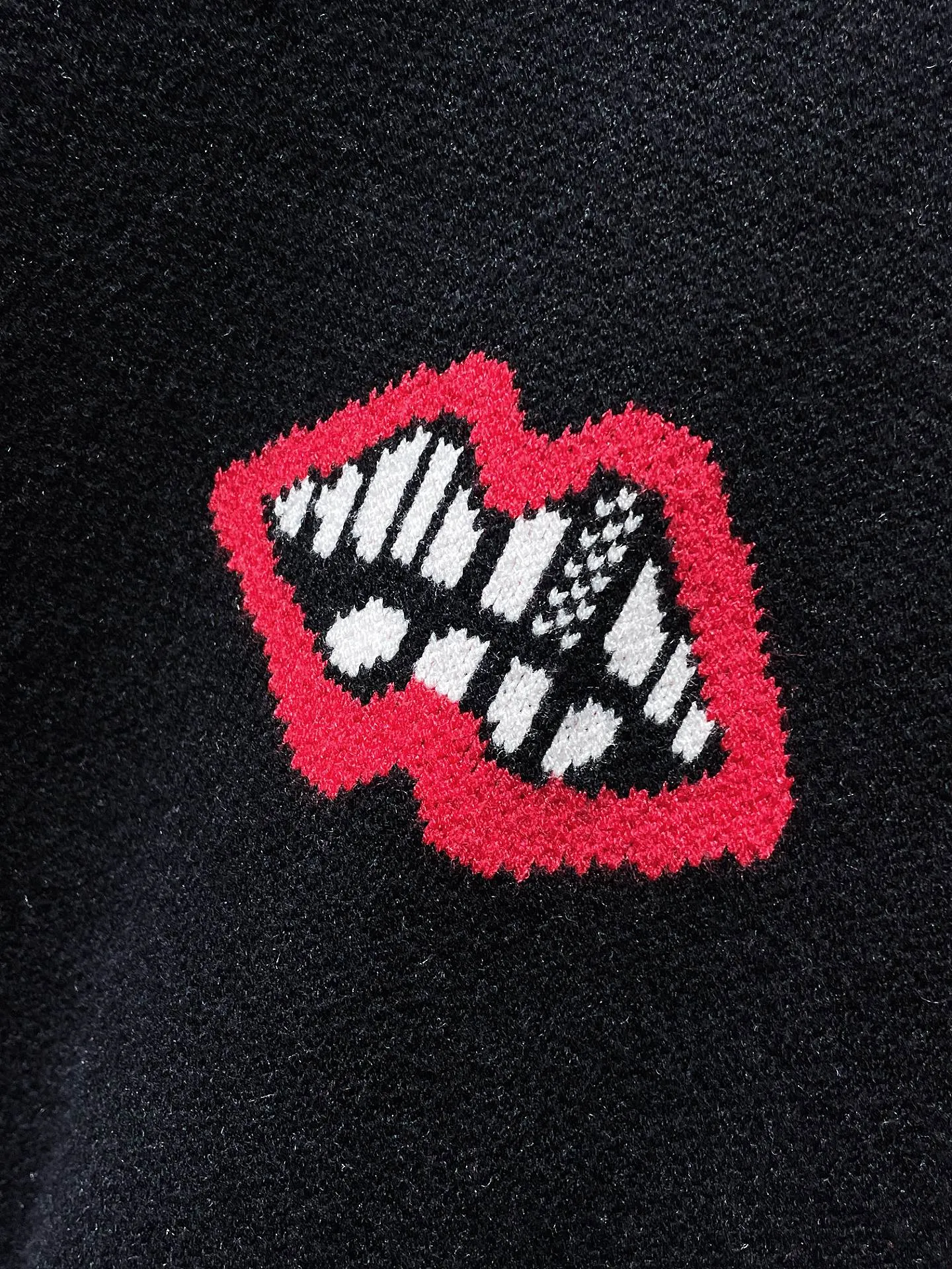 P256 Chrome Hearts 🍁Autumn and Winter Sweater Series🍁 New autumn and winter mattyboy cross leather sleeve arm red mouth sweater, selected high-quality wool blended knitted high-quality fabrics, embroidered lips ➕ patchwork leather, non-market ordinary version, recommended color: black